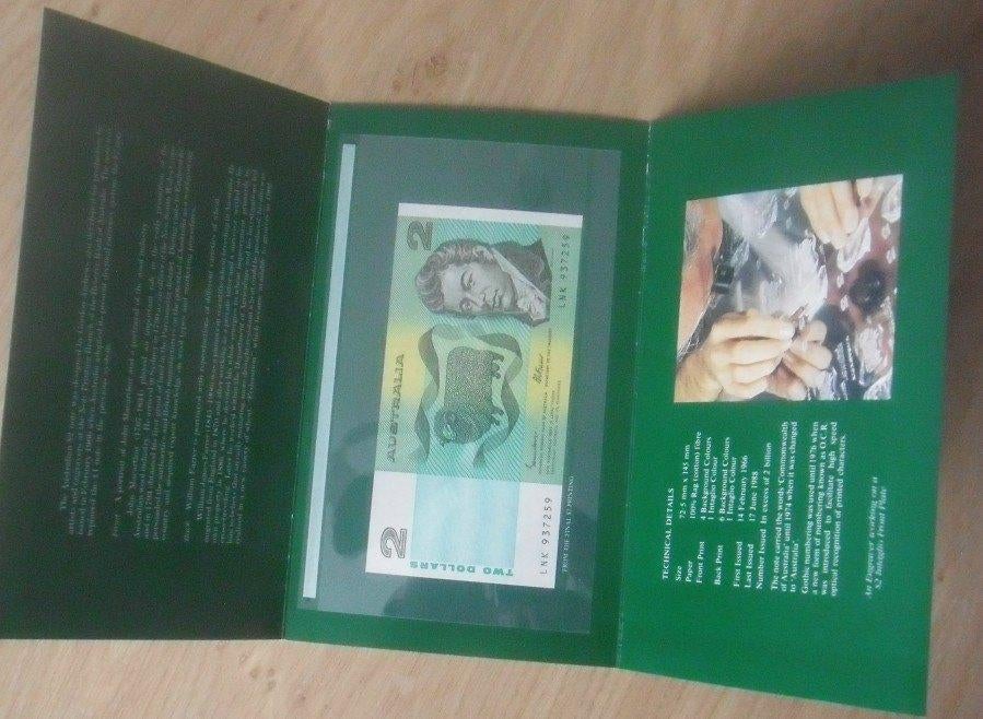 Australie 1985, bankbiljet van 2 Dollar plus folder (UNC), Postzegels en Munten, Bankbiljetten | Oceanië, Los biljet, Verzenden