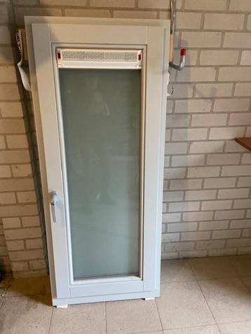 Kantel kiepraam met melkglas en ventilatierooster beschikbaar voor biedingen
