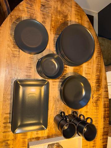 Servies set beschikbaar voor biedingen