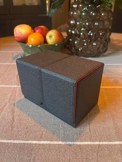 MTG Deckbox Deluxe zwart/rood, Hobby en Vrije tijd, Verzamelkaartspellen | Magic the Gathering, Zo goed als nieuw, Overige typen