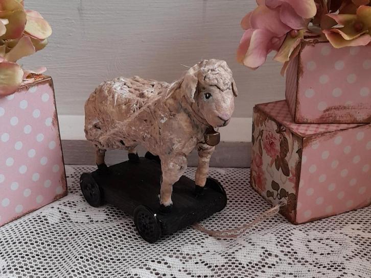 Brocante wattenpop schaapje op plateau met wieltjes Kerst, Diversen, Kerst, Ophalen of Verzenden