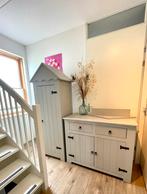 Brocante matgrijze kinderkamerset.Commode en kast strandhuis, Ophalen, Zo goed als nieuw, Jongetje of Meisje