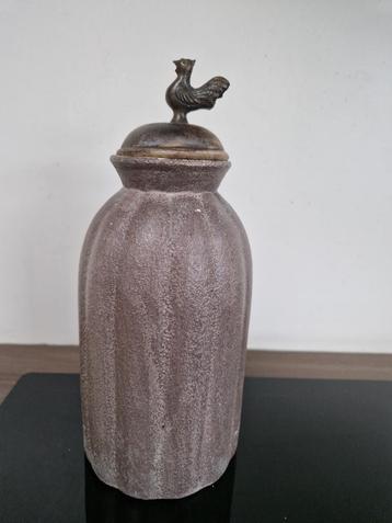 mooie gave aardewerk pot met deksel beschikbaar voor biedingen