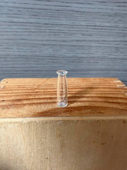 Vaas fles van glas - bovenkant driekantig - 2cm, Verzamelen, Poppenhuizen en Toebehoren, Ophalen of Verzenden