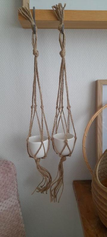 2 Plantenhangers van jute touw incl nieuwe bloempotjes beschikbaar voor biedingen