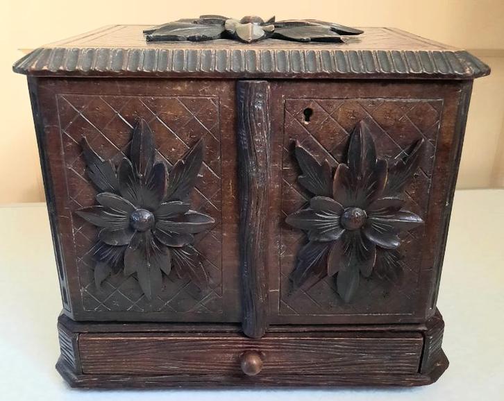 Mahoniehouten black forest sigarenkastje, Antiek en Kunst, Kunst | Beelden en Houtsnijwerken, Ophalen of Verzenden