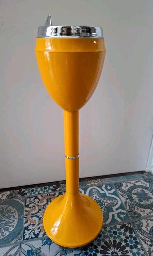 Originele staande asbak retro geel in zeer mooie staat, Verzamelen, Retro, Huis en Inrichting, Ophalen of Verzenden