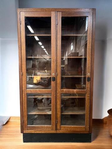 Vintage XL hoge industriële  vitrinekast / apotheekkast beschikbaar voor biedingen