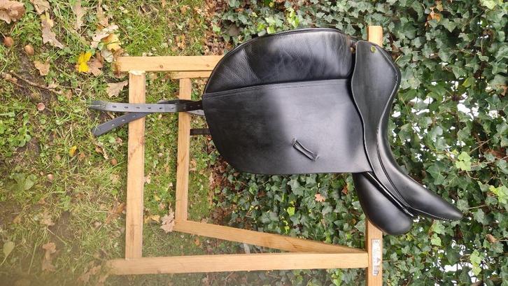 Dressuurzadel IDEAL Crown Suzannah lowhead 18 inch wijd, Dieren en Toebehoren, Paarden en Pony's | Zadels, Zo goed als nieuw, Dressuur