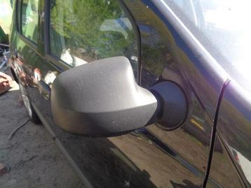 Buitenspiegel rechts van een Dacia Sandero beschikbaar voor biedingen