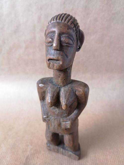 Een oud kleine houten beeld uit West-Afrika, Antiek en Kunst, Kunst | Niet-Westerse kunst, Ophalen of Verzenden