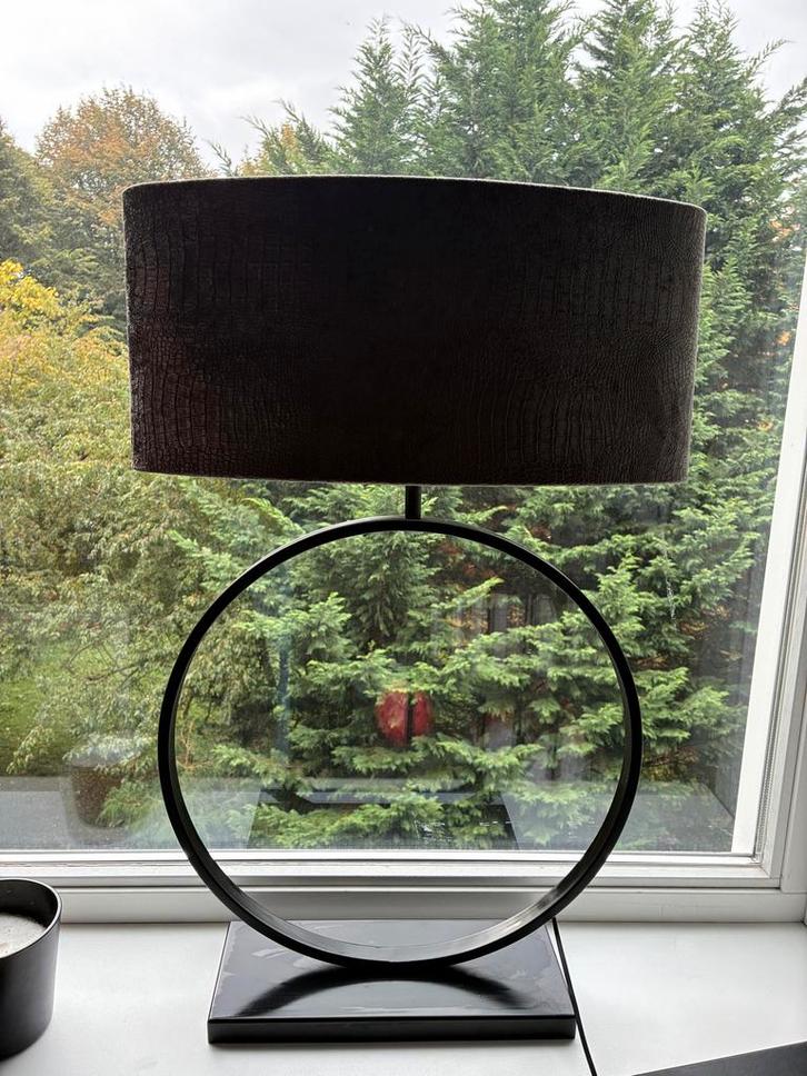 2stuks Moderne design lamp met ronde voet, Huis en Inrichting, Lampen | Hanglampen, Zo goed als nieuw, 50 tot 75 cm, Metaal, Ophalen