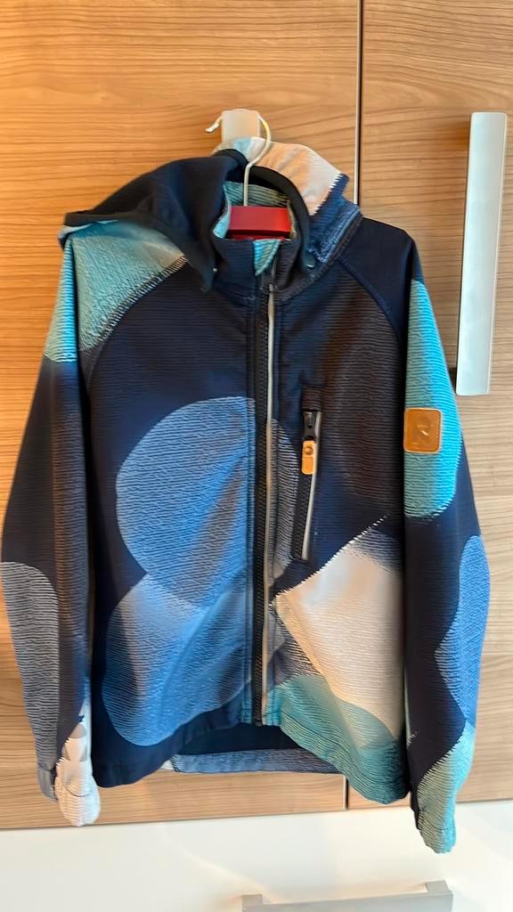 Reima softshell jas 122 met minimale gebruikerssporen, Kinderen en Baby's, Kinderkleding | Maat 122, Gebruikt, Jongen of Meisje