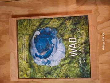 Wadden boek met mooie plaatjes het ligt in een dienblad beschikbaar voor biedingen