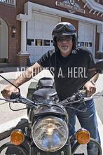 Billy Joel with Royal Enfield Bullit foto, Verzamelen, Verzenden, Foto, Nieuw, Voor 1940