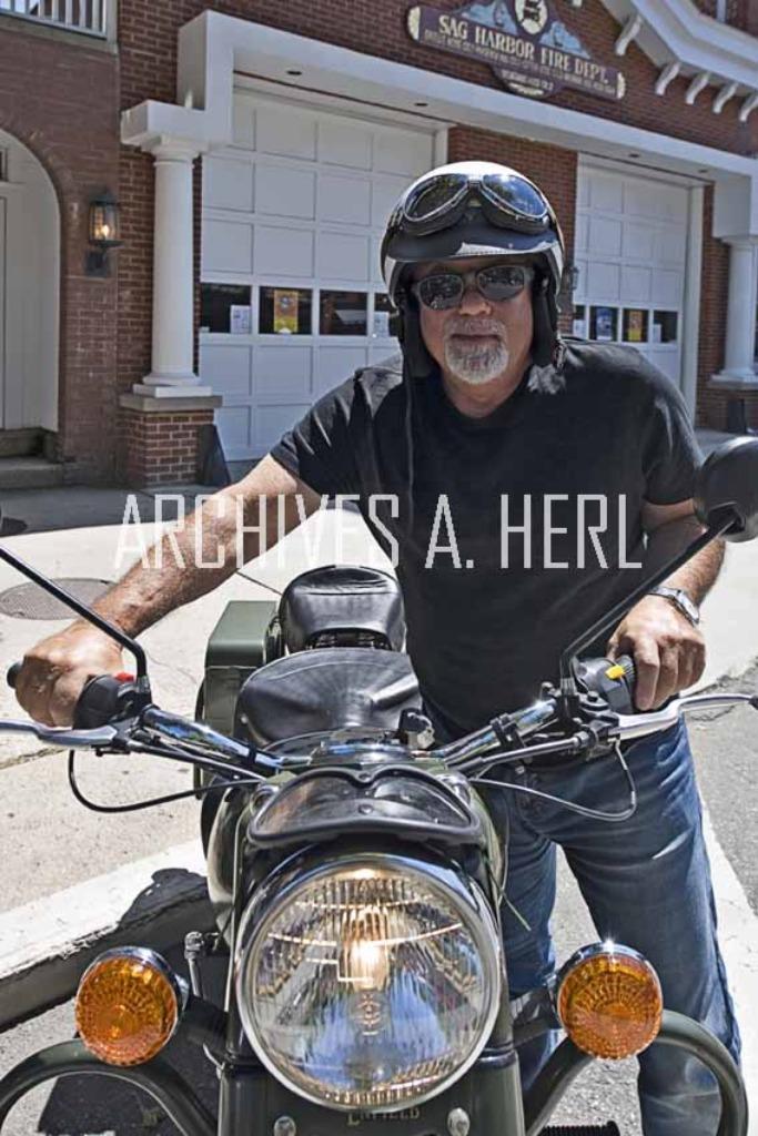 Billy Joel with Royal Enfield Bullit foto, Verzamelen, Foto's en Prenten, Nieuw, Foto, Overige onderwerpen, Voor 1940, Verzenden