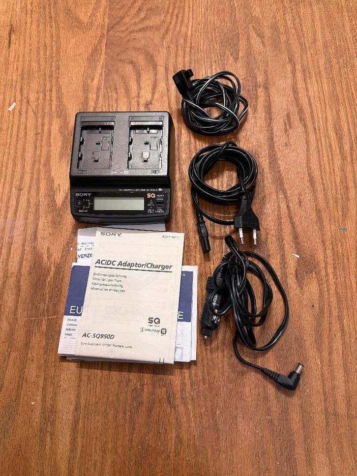 AC/DC  Adaptor/Charger SQ for InfoLithium M series, Audio, Tv en Foto, Opladers, Gebruikt, Ophalen