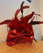 Rode Fascinator met latex strik & Veren Hat Affairs, Kleding | Dames, Hoeden en Petten, Verzenden, Gedragen, One size fits all