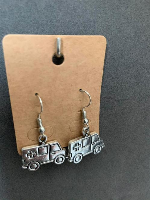 Ambulance oorbellen, Sieraden, Tassen en Uiterlijk, Oorbellen, Nieuw, Hangers, Overige materialen, Zilver, Ophalen of Verzenden
