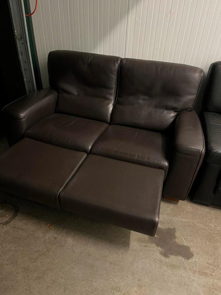 Leren 2-zits bank met voetensteun, Huis en Inrichting, Banken | Bankstellen, Gebruikt, Rechte bank, Tweepersoons, 150 tot 200 cm