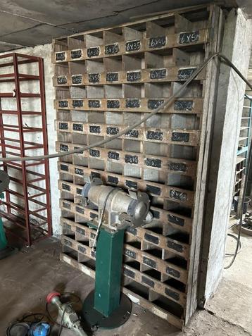 Houten industrieel rek, wandrek met bakjes beschikbaar voor biedingen