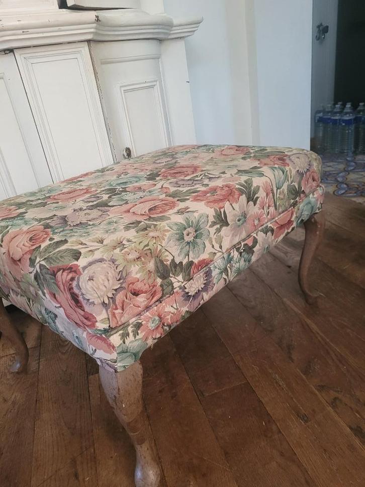 Vintage voetenbank krukje poef met Queen Ann poten, Huis en Inrichting, Banken | Voetenbanken en Poefen, Zo goed als nieuw, 50 tot 75 cm