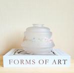 Super mooie vintage glazen lampenkap met bloemmotief!, Huis en Inrichting, Lampen | Lampenkappen, Blauw, Rond, Ophalen of Verzenden