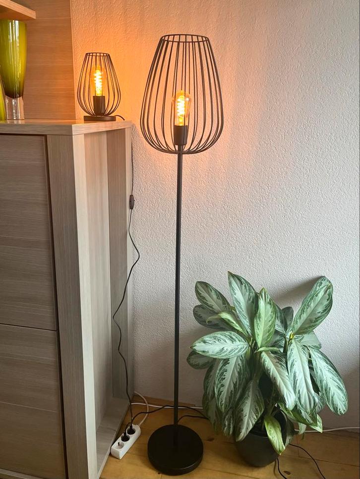 Lampen Set: Vloerlamp & Tafellamp Zwart Staal, Huis en Inrichting, Lampen | Vloerlampen, Nieuw, 150 tot 200 cm, Metaal, Ophalen