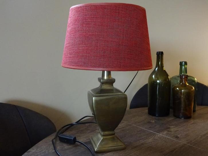 Tafellamp, messing voet, rode stoffen kap, i.z.g.st., Huis en Inrichting, Lampen | Tafellampen, Zo goed als nieuw, Minder dan 50 cm