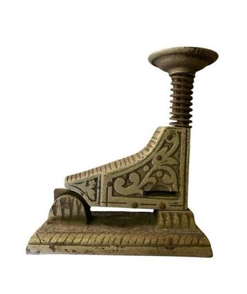 Antieke Nietmachine 1890 beschikbaar voor biedingen