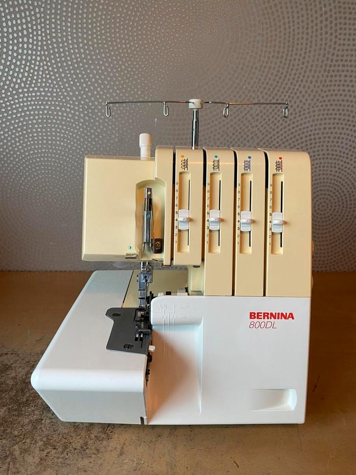 LOCKMACHINE BERNINA 800DL IN NETTE STAAT, Hobby en Vrije tijd, Naaimachines en Toebehoren, Gebruikt, Lockmachine, Bernina, Ophalen of Verzenden