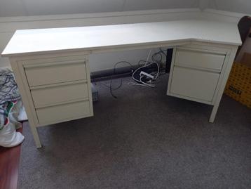 Bureau met stalen laden beschikbaar voor biedingen