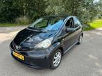 Toyota Aygo 5 Deurs , Airco, NAP, Half Leder APK 01-03-2026, Auto's, Voorwielaandrijving, Elektrische ramen, 4 stoelen, Leder en Stof
