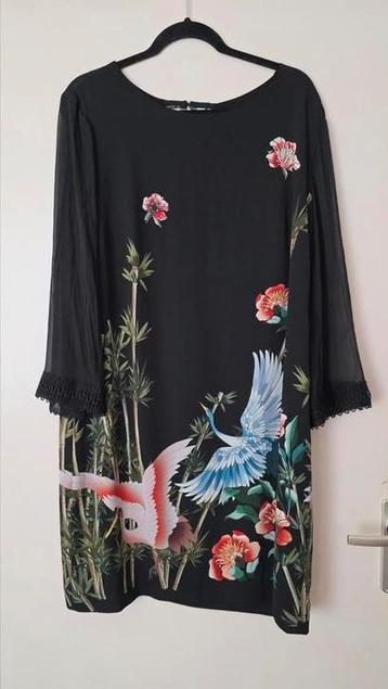 Ana Alcazar jurk, zwart met Oosterse symbolen, vogelprint beschikbaar voor biedingen