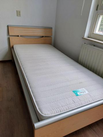 Eenpersoonsbed – 90x200 cm, hoogte 79 cm beschikbaar voor biedingen