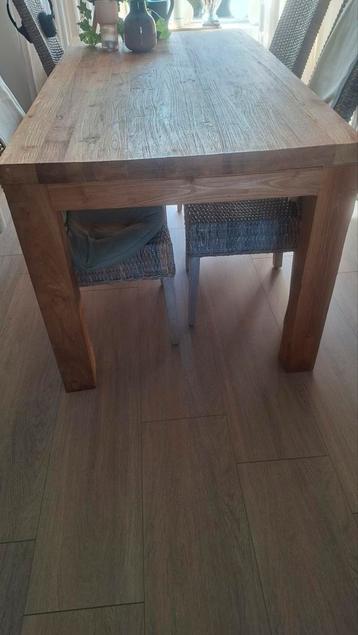 Houten Eettafel - Robuust en Stijlvol beschikbaar voor biedingen