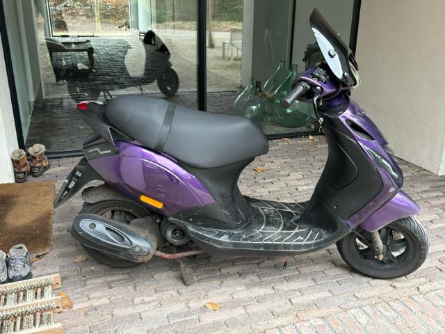Piaggio Zip - custom made, Fietsen en Brommers, Scooters | Piaggio, Gebruikt, Zip, Benzine, Ophalen