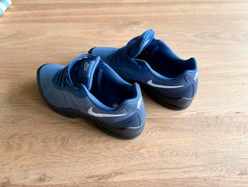 Nike Air Max Invigor trainer beschikbaar voor biedingen