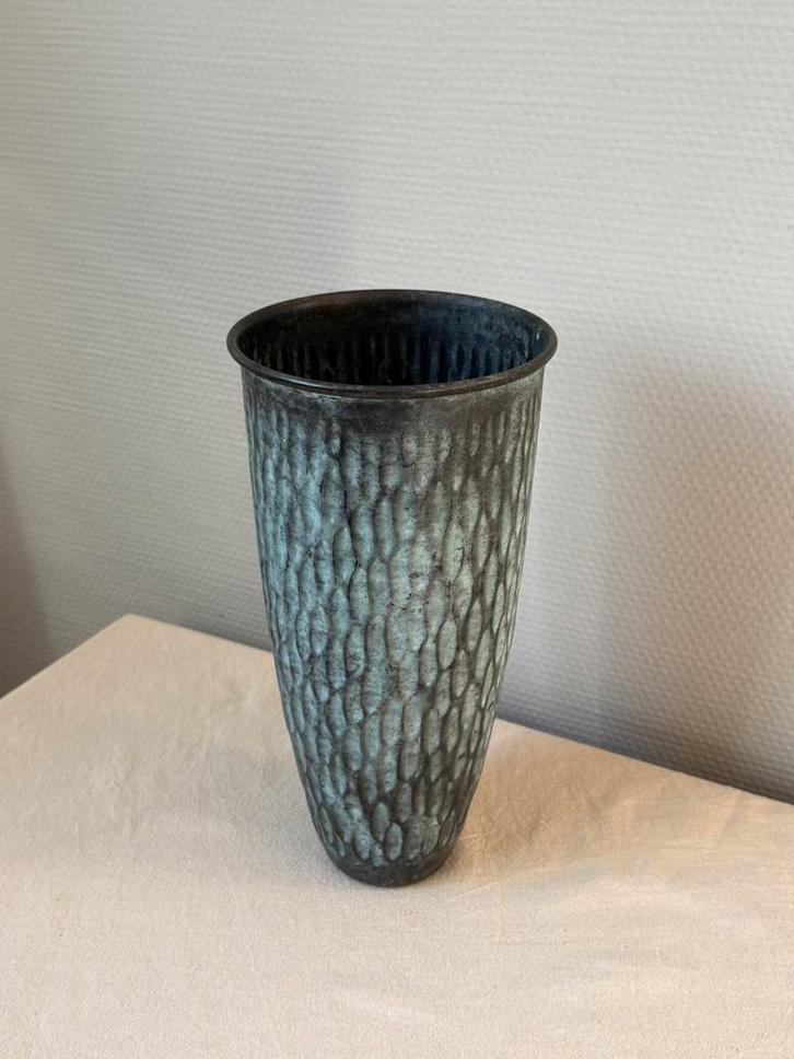 Vintage grijs groen metalen hoge structuur vaas h25cm, Huis en Inrichting, Woonaccessoires | Vazen, Zo goed als nieuw, Groen, Minder dan 50 cm
