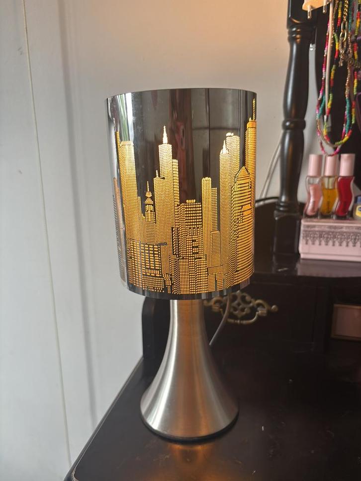Kinder aanraak lamp stad/gebouwen afbeelding zilver, Huis en Inrichting, Lampen | Tafellampen, Gebruikt, Minder dan 50 cm, Metaal