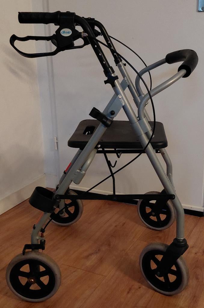 Rollator merk: Drive + Rugsteun ( 7.1 kg ! ), Ophalen, Opvouwbaar, Zo goed als nieuw