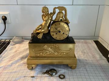 Vergulde pendule. beschikbaar voor biedingen