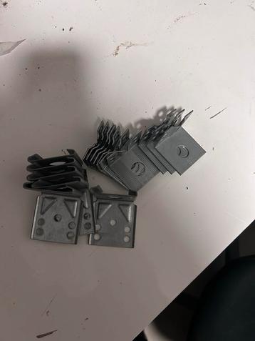 Diverse metalen bevestigingsmaterialen beschikbaar voor biedingen