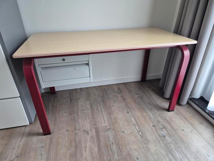 Eromes bureau (140 x 80 ) met lades en pennenbak., Huis en Inrichting, Bureaus, Zo goed als nieuw, Ophalen