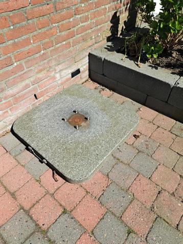 Granieten parasolvoet 70 x 70cm beschikbaar voor biedingen