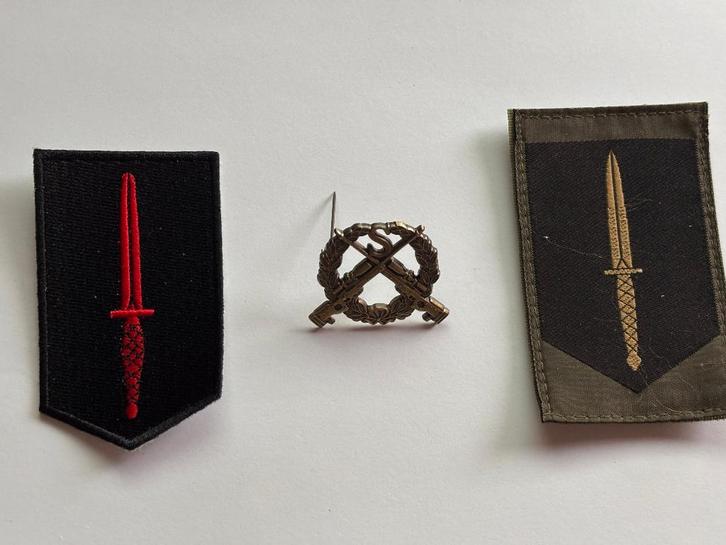 KCT mouw emblemen & sniper speld, Verzamelen, Militaria | Algemeen, Landmacht, Kleding of Schoenen, Nederland, Verzenden