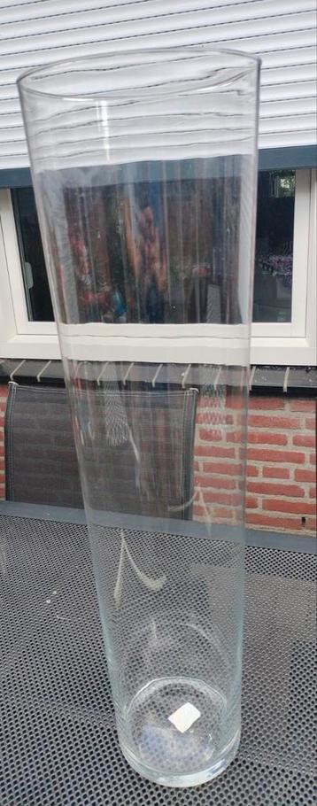 Hoge glazen vaas beschikbaar voor biedingen