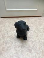 Mooi beeld van een zittende teckel (korthaar) - kunststof, Ophalen of Verzenden, Gebruikt, Dier