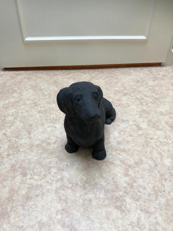 Mooi beeld van een zittende teckel (korthaar) - kunststof, Verzamelen, Beelden en Beeldjes, Gebruikt, Dier, Ophalen of Verzenden