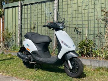 Piaggio zip 2017 snor 4 takt wit met hoog windscherm  beschikbaar voor biedingen